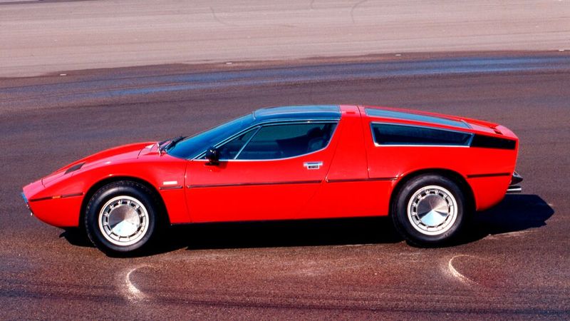 Es war der erste Straßensportwagen des Herstellers mit Mittelmotor. Als das Modell entstand, gehörte Maserati zu Citroën. Zeittypisch sind das kantige Äußere und die flache Front mit Klappscheinwerfern, die mit dem hauseigenen V8-Motor eine Höchstgeschwindigkeit von bis zu 265 km/h ermöglichten. Weitere charakteristische Merkmale sind verschiedene Chrom-Zierelemente, die Auspuffanlage mit vier Endrohren und das Edelstahldach. (Bild: Maserati)