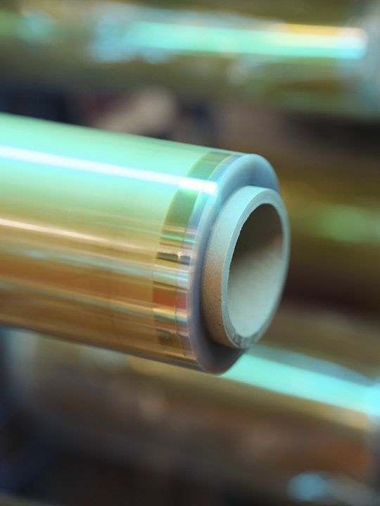 Die anionenleitende Duraion-Membran wird in der Pilotanlage in Marl in einer Breite von bis zu einem Meter hergestellt.(Bild:  Evonik)