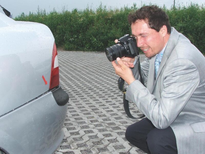 Details sind wichtig: Bernd Hüsges, Gutachter der Hüsges-Gruppe, dokumentiert auch kleine Schäden. (Archiv: Vogel Business Media)