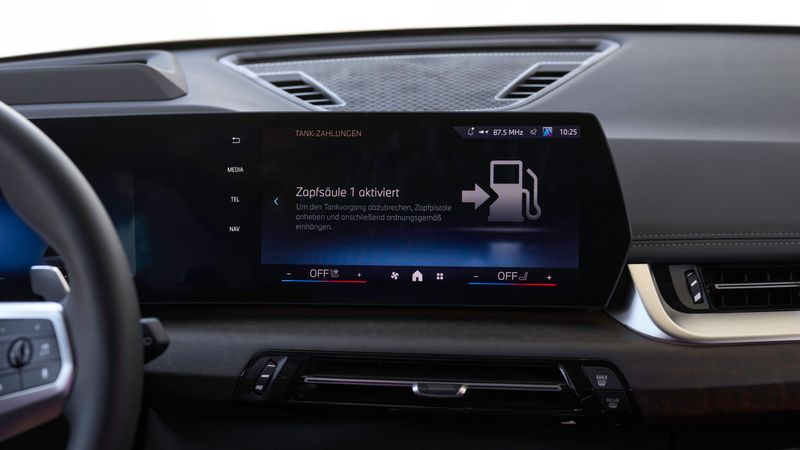 Tanken und Parken per App bezahlen. Das geht in einigen BMW-Modellen.(Bild: BMW)