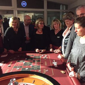 Zu einem Kundenevent im vergangenen Jahr stürmten rund 400 Besucher in das Autohaus, um in der „Casino-Nacht“ ihr Glück an verschiedenen Spieltischen zu testen.(Bild:  Autohaus Bernegger)
