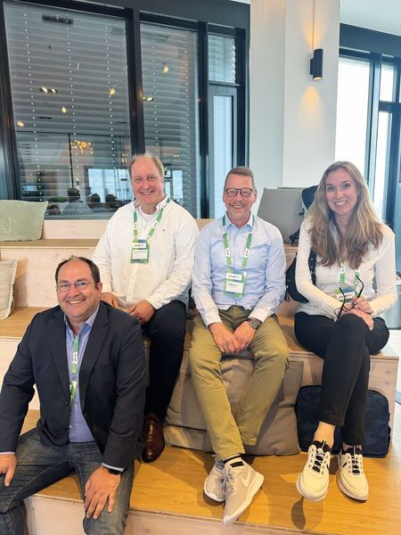 Vorfreude auf die Keynote bei (v. l.) Jörn Hamann (Conform IT), Torsten Gewecke (IOK), Oliver Leckebusch (Controlware) und Kirsten Engel (PROFI) (Bild: Vogel IT-Medien GmbH)