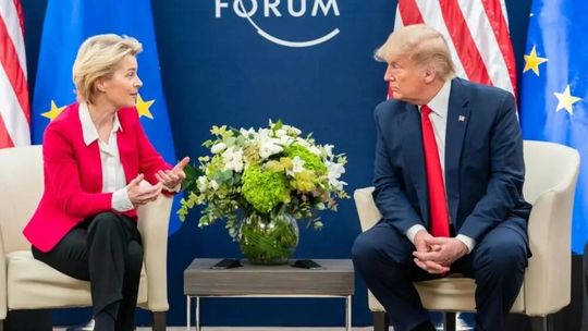 Vor Kurzem fanden Gespräche zwischen Ursula von der Leyen und dem US-Präsidenten in Schottland statt, um die drohende Eskalation mit den Zöllen im Vorfeld zu entschärfen. Das Ergebnis sei vor allem für die deutsche Autoindustrie nicht erquickend ...(Bild:  AP)