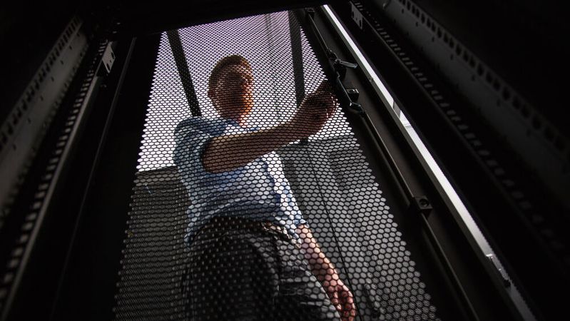 Jede Gefahr für IT-Sicherheit geht von menschlichen Tätern aus. Sie aufzuhalten, bevor die eigentlichen digitalen Sicherheitsmaßnahmen greifen müssen, ist daher ganz und gar nicht optional. (Bild: ©  zinkevych - stock.adobe.com)