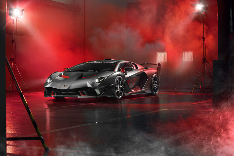 Es handelt sich um einen straßenzugelassenen Aventador, den Squadra Corse in Zusammenarbeit mit Lamborghinis Style Center für den Rennstreckeneinsatz optimiert hat. (Lamborghini)