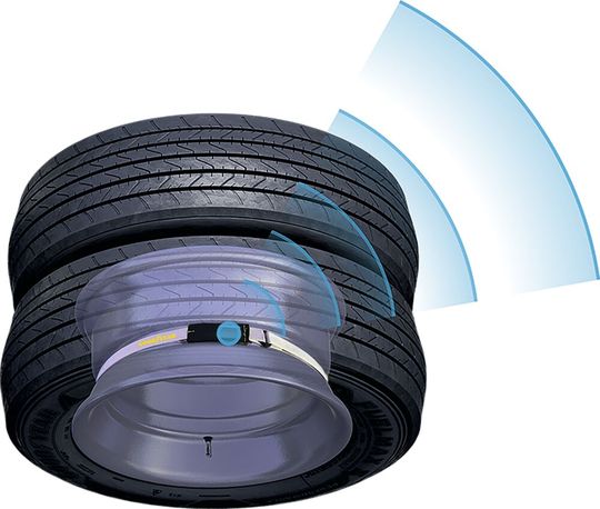 Mithilfe des prädiktiven Reifendruck-Kontrollsystems TPMS von Goodyear (der Sensor ist blau eingefärbt) lassen sich reifenbedingte Fahrzeugausfälle mit erheblich höherer Wahrscheinlichkeit vermeiden.(Bild:  Goodyear)