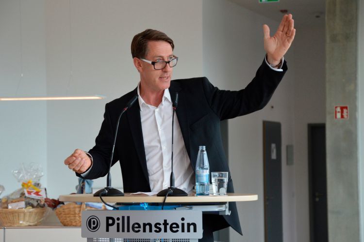 Der Nürnberger Architekt Georg Hagen erläuterte Highlights der Immobilie. (Achter / »kfz-betrieb«)