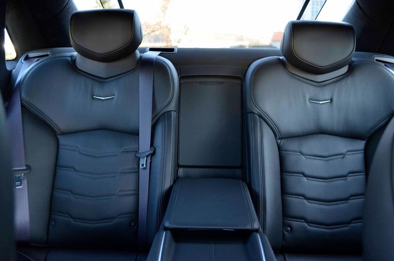 Auch für die Fond-Passagiere gibt es einige Möglichkeiten zur Sitzeinstellung. (Bild: Schreiner/»kfz-betrieb«)