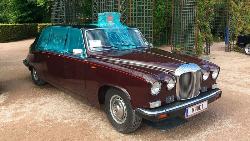 1987er Daimler DS 420 Saloon, ausgeliefert an den Fuhrpark des britischen Königshauses. Die Folien sollten sensible Partien vor dem Regen des Samstags schützen. (Bild: Peter Diehl)