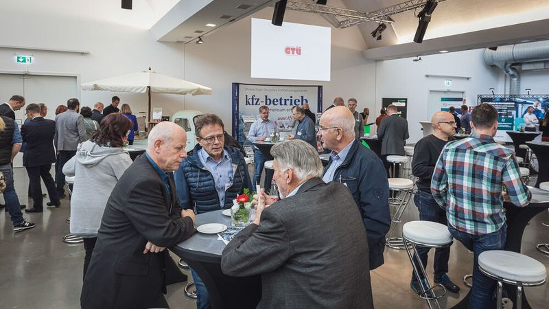 Zahlreiche Pausen boten ausreichende Möglichkeiten zum Fachsimpeln. (Bild: Stefan Bausewein)