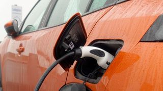 Der Ladestrom muss günstiger und die Preise transparenter werden, wenn der Hochlauf der Elektromobilität gelingen soll, darin sind sich die Branchenverbände einig.  (Bild: frei lizenziert)