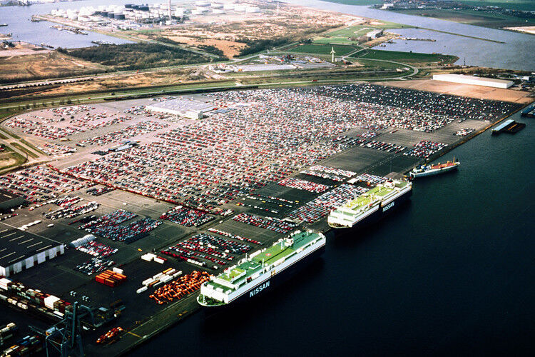 Nissan-Produktion im Jahr 1989: vom Fließband aufs Schiff. (Foto: Nissan)