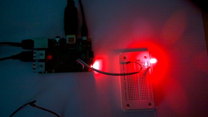 Conrad Adventskalender Raspberry Pi: 1. Kalendertürchen – Steckbrett, LED, Widerstand, Verbindungskabel bringen eine LED zum Leuchten (Bild: Margit Kuther)