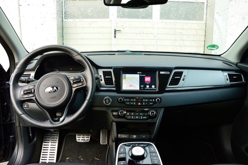 Das Cockpit wirkt trotz der vielen Bedienelemente hochwertig.  (Martin Achter/»kfz-betrieb«)