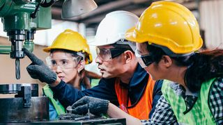 Die Ausbilung im Maschinenbau lohnt sich: Rund 85 Prozent aller Azubis werden übernommen – und das trotz Corona.  (©winnievinzence - stock.adobe.com)