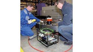 Bild 1: Damit der Werker nicht versehentlich einen falschen Druck auf den Spannzylinder geben und dadurch die Schraube beschädigen oder nicht fest genug vorspannen kann, lässt sich die Bedieneinheit des Spannzylinderaggregats im Vorfeld für den individuellen Montageeinsatz programmieren. (Bild: Plarad)