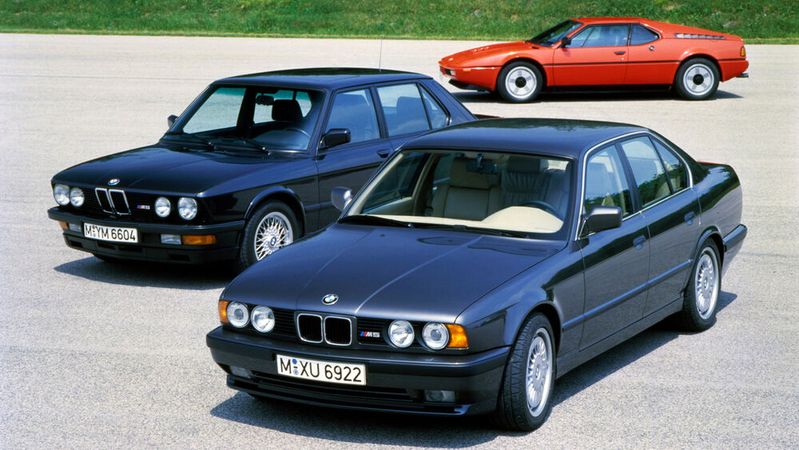 Er war vor 40 Jahren der Spender des Hochleistungstriebwerk für den M5 der 5er-Baureihen E28 (links) und E34 (vorn): der Supersportwagen M1.(Bild:  BMW)
