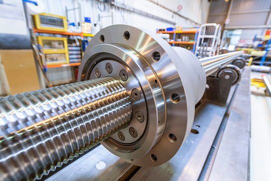 SKF stellte für Comete vier Planetenrollengewindetriebe von 8 m Länge bereit; einen für jede Ecke der Bühnenkonstruktion. Mit einem Gewicht von jeweils 700 kg gehören sie zu den längsten Rollengewindetrieben, die SKF Transrol im französischen Chambéry je gefertigt hat. (SKF)