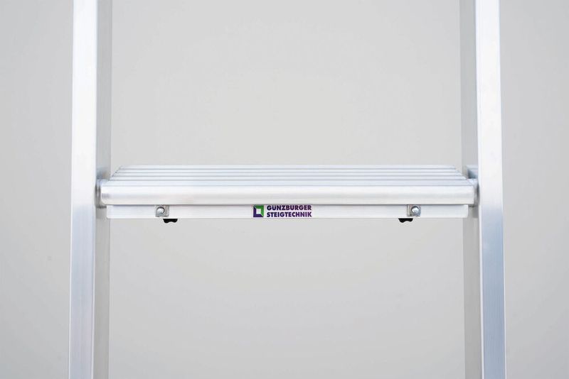 Mit dem neuen Stufenmodul „MaxxStep“ der Günzburger Steigtechnik werden auch Sprossenleitern ruckzuck „TRBS“-konform. (Günzburger Steigtechnik)