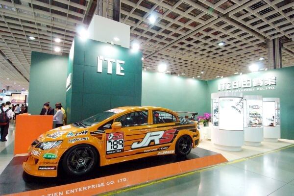 Da die AutoTronics zusammen mit der Tuning-Messe AMPA abgehalten wird, finden Rennboliden großes Interesse. (Bild: TAITRA)