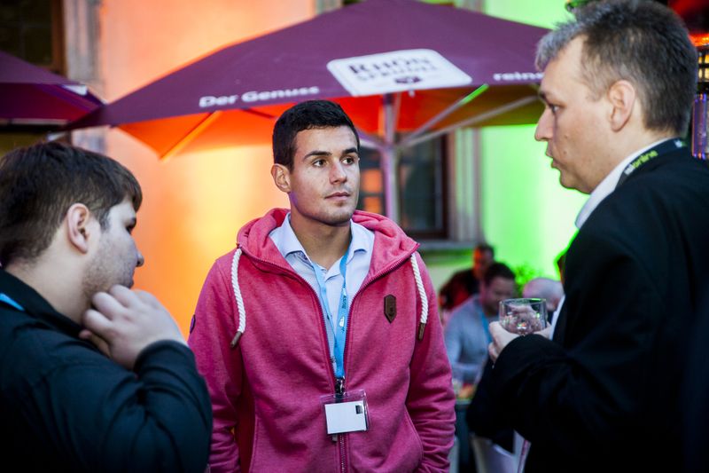 So sehen Gewinner aus: der Gruezi-Games-Erstplazierte Alexander Tischler mit Peter Heidingsfelder, beide CosH, und Arnd Jaekel, Acmeo (Acmeo)
