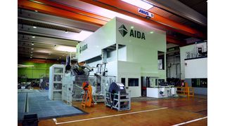 Die neue Großstufenpresse beim Automobilzulieferer Voit in St. Ingbert. Die Aida-Presse bietet 19.000 kN Presskraft in 12 + 1 Stufen. Sie ist die erste von zwei neuen Pressen die ihren Betrieb im Mai 2015 aufnahm. (Bild: Voit)