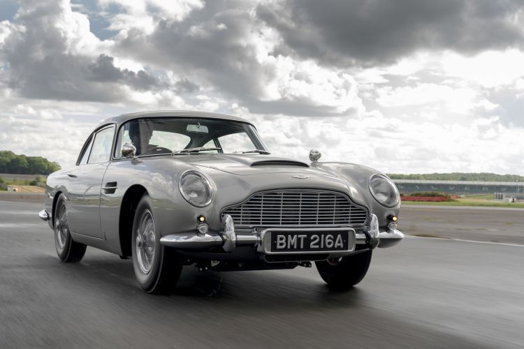 Der Aston Martin DB 5 ist das bekannteste Bond-Auto und trug mit seinem Auftritt in „Goldfinger“  maßgeblich zur Bedeutung des jeweiligen Dienstwagens des Filmhelden bei. Zwischen 1963 und 1965 wurden weniger als 900 Exemplare der Limousine gebaut – wobei auch noch eine Cabrio- und sogar eine Kombivariante entstanden.  (Bild: Max Earey)