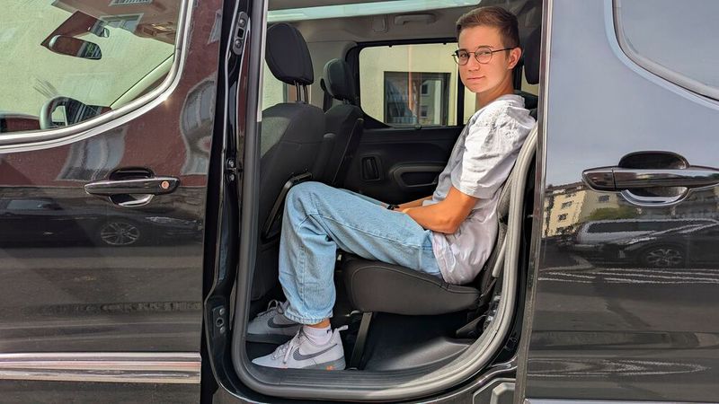 Selbiges gilt für den Toyota. Auf den rutschigen Klapptischen bleibt während der Fahrt nichts liegen. Besser wäre beispielsweise eine Handy- oder Tablethalterung. Im Toyota fällt das Raumgefühl insgesamt luftiger aus. (Bild: Rosenow – VCG)