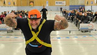 Der „Austrian Rock“ zog bei seinem jüngsten Weltrekord 96 Rollstuhlfahrer 20 Meter weit. (Schierle Stahlrohre)