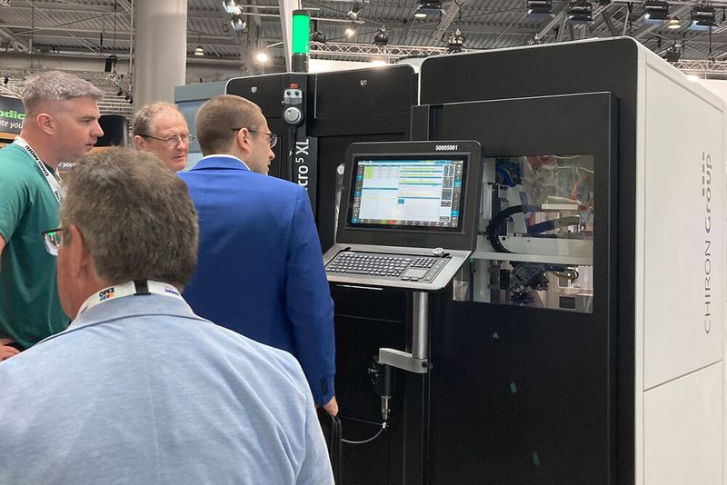 Micro5 XL aggrémentée du Variocell PICK&PLACE, présentée à l'EMO 2025. (Source : Chiron Group)