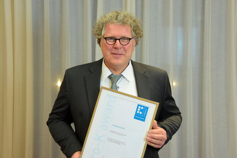  Peter Röhr von der Pfleiderer Holzwerkstoffe GmbH freute sich über den pro-K award für eine äußerst belastbare Oberflächenbeschichtung für Holzwerkstoffe das den Namen Duropal-HPL Solidcolor Xtreme trägt. (Pro-K)