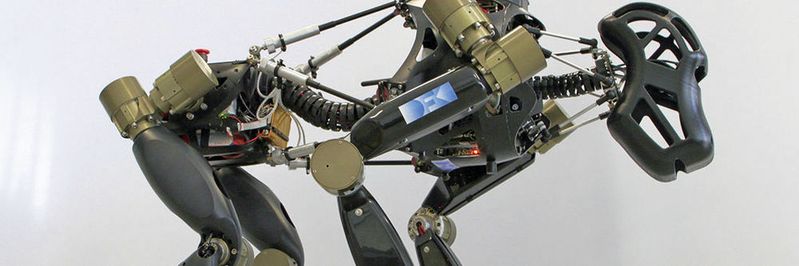 Der hominide Roboter Charlie besitzt die Fähigkeit, seine Haltung an die jeweilige Gegebenheit anzupassen.(Bild:  DFKI GmbH, Daniel Kühn)
