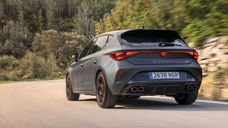 Das Exterieur wird durch vier kupferfarbene Endrohre akustisch und optisch akzentuiert. (Bild: sessantuno.com)