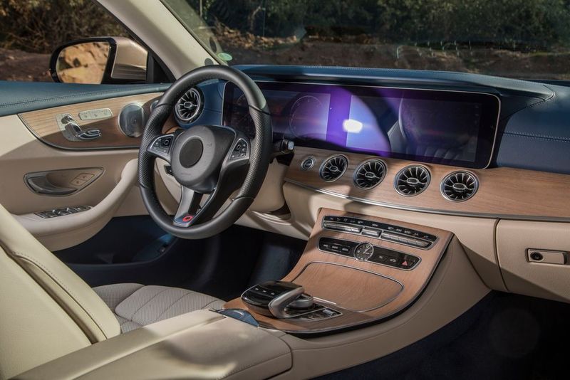 Das Cockpit wirkt edel. (Mercedes-Benz)