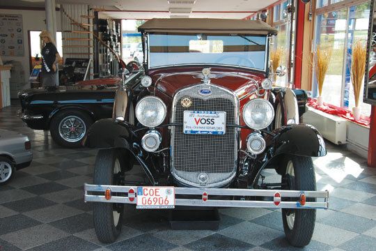 Blickfang im Kundenzentrum des Autohauses Voss sind die historischen Fahrzeuge, die komplett restauriert wurden. (Archiv: Vogel Business Media)