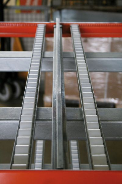 Die Röllchen - und Trennleisten des Kommissionierregals Multiline L können individuell eingestellt werden. Bild: Meta-Regalbau (Archiv: Vogel Business Media)
