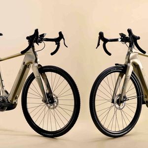 Das Produkt erscheint in zwei Varianten, beide verfügen über eine gefederte Sattelstütze.  (Bild:  Bianchi)