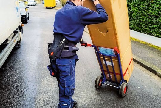 So trägt man ein passives Exoskelett von Hunic. Sie kommen ohne schwere Elektronik aus, wie es für aktive Exoskelette typisch ist. Dennoch schonen sie die Körperkräfte von Möbelpackern & Co.(Bild:  Rossbach Möbeltransporte)