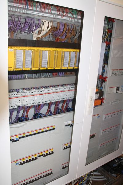Auch die Kabel und Leitung sind im Superschrank gut aufgeräumt. (Bild: Zwettler, konstruktionspraxis)