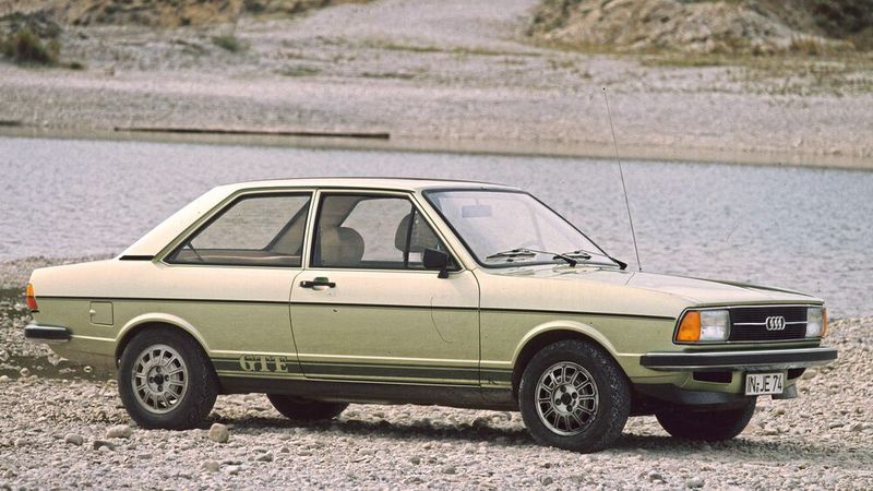 Getoppt wurde der „GT“ dann ab 1975 durch den „GTE“, der über eine K-Jetronic-Einspritzanlage verfügte und über 10 Zusatz-PS bot. Es war derselbe Motor, der im Golf GTI für Furore sorgte. (Audi )