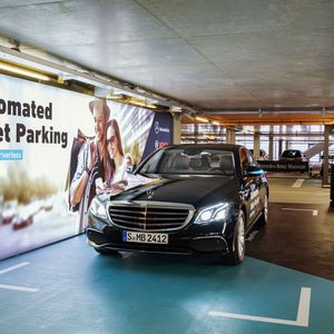 Bosch und Daimler realisieren im Parkhaus des Mercedes-Benz Museums in Deutschland das fahrerlose Parken.