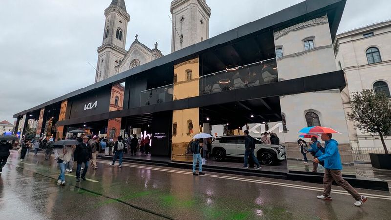 Kia dürfte einen der größten Stände auf dem Open-Space-Gelände haben. (Bild: Mauritz – VCG)