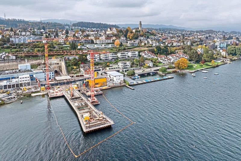 ... die in dem Bauprojekt «Hochwasser-Entlastungsstollen» in Thalwil als tragende Fundamentplatte Einsatz findet. Out of topic, aber dennoch im Bilde: Ganz rechts am Bildrand befindet sich die Redaktion des Schweizer Maschinenmarktes. (Bild: Baudirektion des Kantons Zürich/Alessandro della Valle)