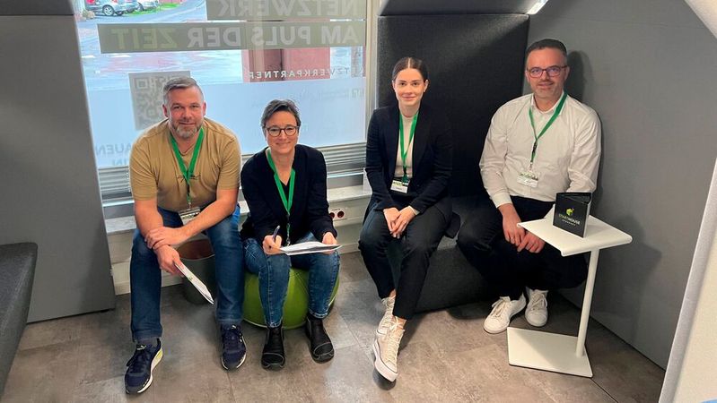 Für das Autohaus Grampp nehmen (v. l.) Sandro Karl, Ute Mallmann, Vanessa Grampp und Johannes Gruber an einem Gründer-Programm des Starthouse Spessart teil, um zu prüfen, inwiefern die Idee einer App für die Fahrerplanung Marktchancen hat.(Bild:  Autohaus Grampp)