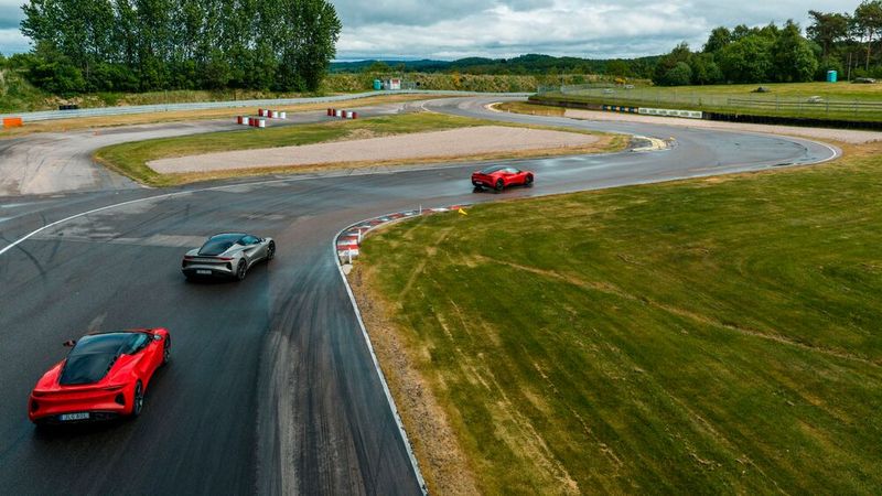 Bei 200 km/h erzeugt die Aerodynamik 55 Kilogramm Abtrieb. (Bild: Lotus)