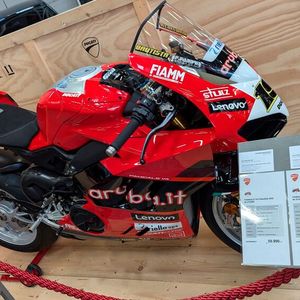 Eine von leidglich 260: Diese Ducati Panigale V4S SBK Replika vom zweifachen Weltmeister Bautista gab's im Neuzustand für gerade einmal 59.900 Euro quasi zum mitnehmen.(Bild:  Dominsky)