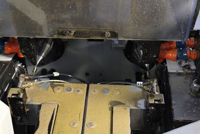 Die Duplex-Schneckenfräsmaschine ist besonders produktiv. Sie verfügt über zwei unabhängige Werkstückspindeln und Fräsköpfe. (Fanuc)