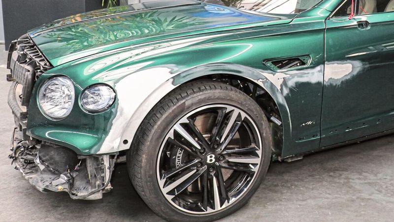 Ein Schaden – zwei Aluminiumschraubteile, die dank der sanften Reparatur mit dem CBR-System nicht verschrottet und neu produziert werden müssen.(Bild:  Carbon)