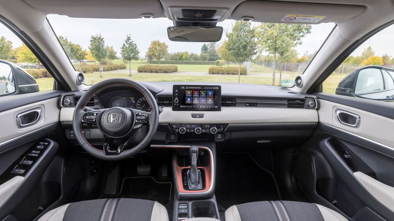 Innen haben die Designer einen guten Kompromiss zwischen analoger und digitaler Bedieneinheit geschaffen. (Bild: Honda)