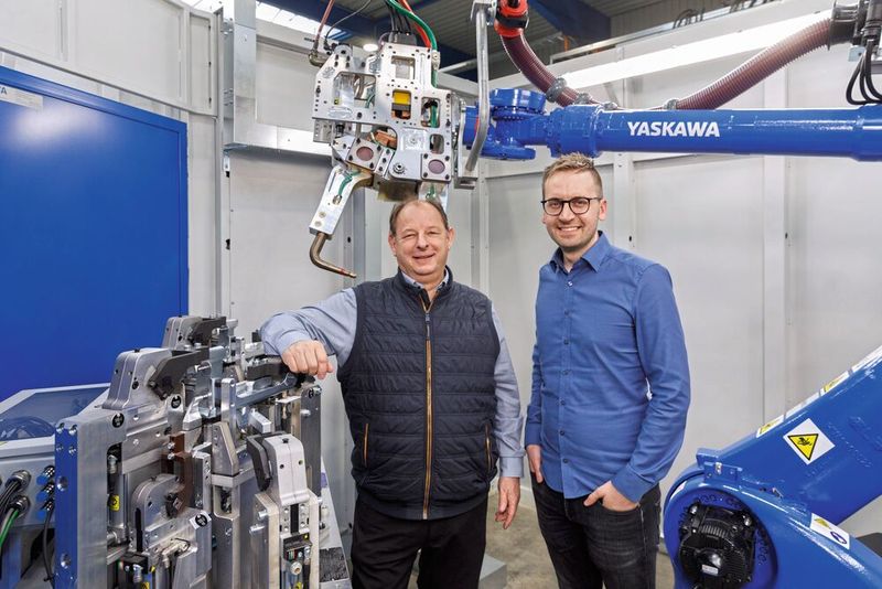 Roland Hermann (li.), Yaskawa und Thomas Pflüger, Gebr. Binder freuen sich über das gemeinschaftlich erfolgreich abgeschlossene Projekt. (Bild: Yaskawa Europe)